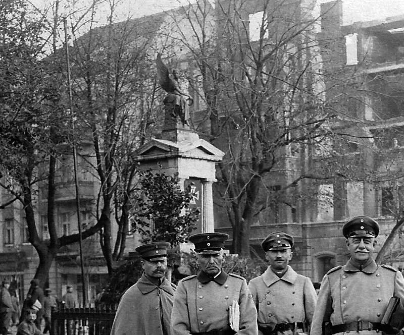 Widok pomnika wojennego w roku 1915