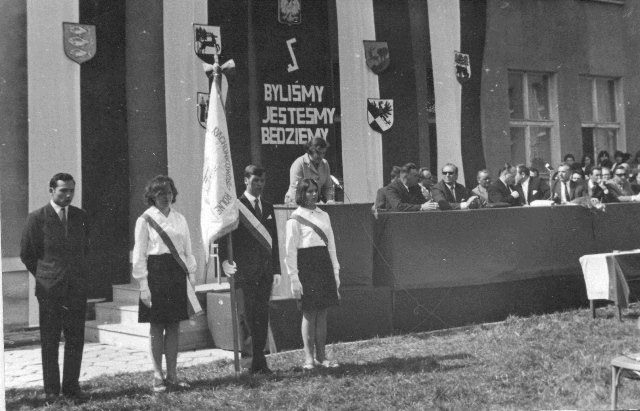 Przekazanie sztandaru w roku 1969