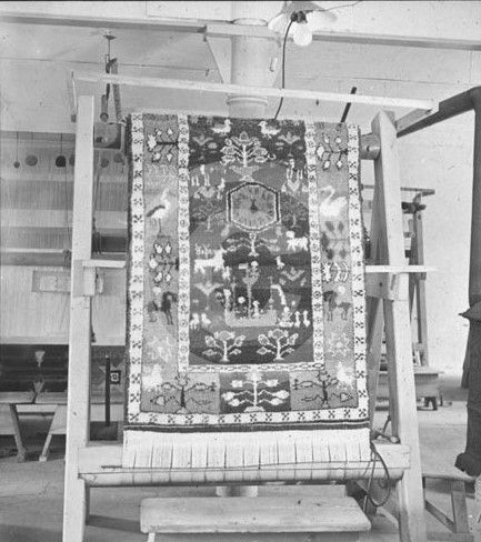 Widok kobierca w ramie tkackiej