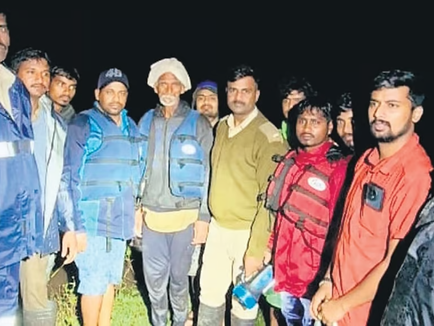 ಉತ್ತರ ಕನ್ನಡ: ಕಾಳಿ ನದಿ ದ್ವೀಪದಲ್ಲಿ ಸಿಲುಕಿಕೊಂಡಿದ್ದ ದನಗಾಹಿ ರಕ್ಷಣೆ