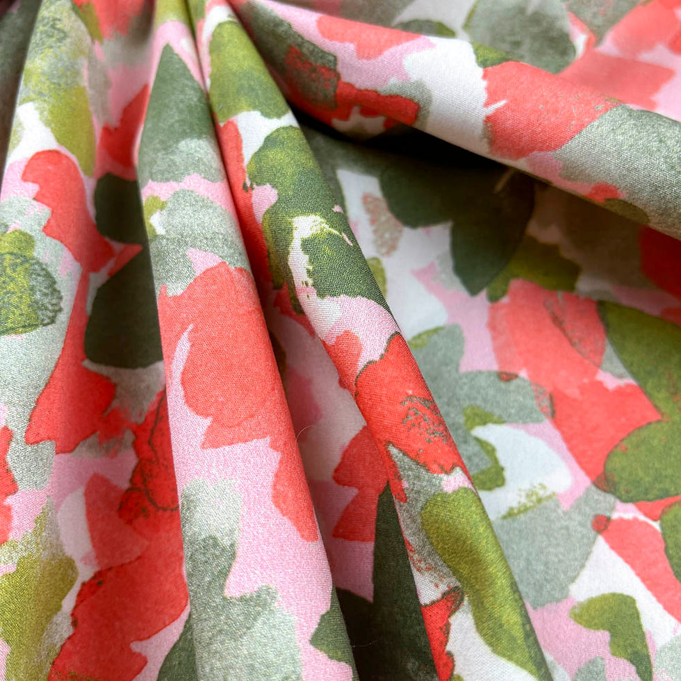 Miniaturbild: Baumwollstoff mit floralem Muster in Rosa, Grün und Koralle, leicht und weich fallend