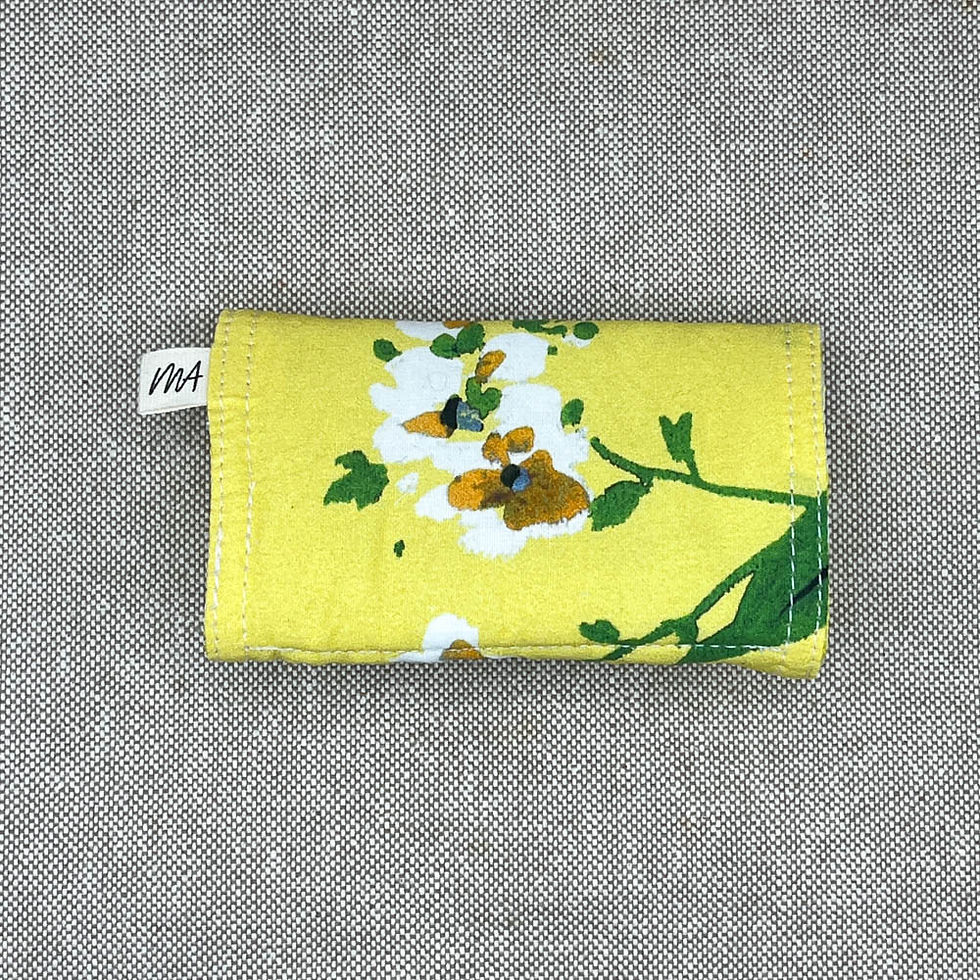 Miniaturbild: Nadeletui aus Baumwolle in Gelb mit Blütenmuster und Druckknopfverschluss
