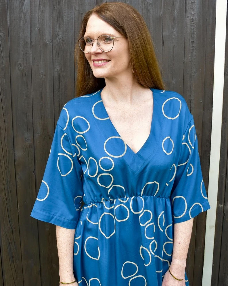 Sommerkleid Jill, von Schnittmuster Berlin – luftiges Sommerkleid mit V-Ausschnitt und Taillennaht