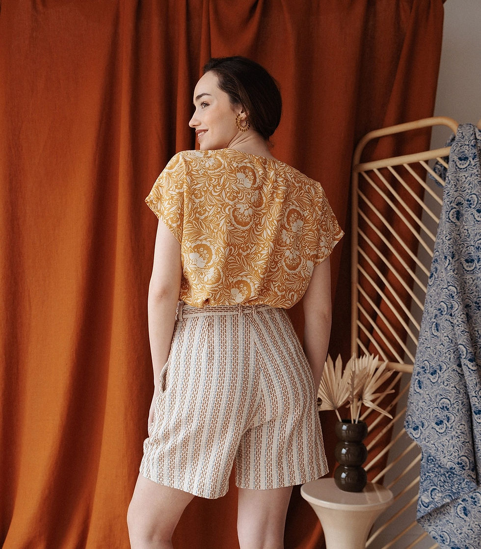 Miniaturbild: Sandalette, Kleid oder Bluse von Singulière par Cousette – luftiges Kleid mit V-Ausschnitt und Knopfleiste