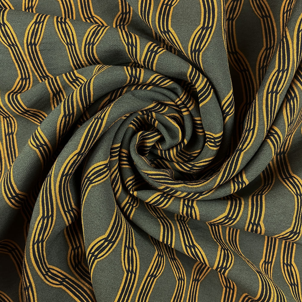 Viskosestoff in Olivgrün mit goldenem Kettenmuster, weich fallend, ideal für Blusen und Kleider