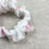 Miniaturbild: Kleines Seiden-Scrunchie weiss mit Rosendruck, romantisch und elegant