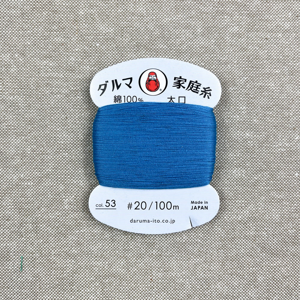Produktdetails: - Daruma Sashiko Garn Rot - 100 % Baumwolle - Stärke 20 - 100 Meter bei Mia's Atelier