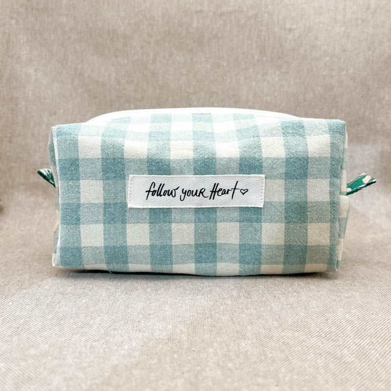 Necessaire aus Stoff mit Vichy-Karo in Mint und Aufnäher „follow your heart“