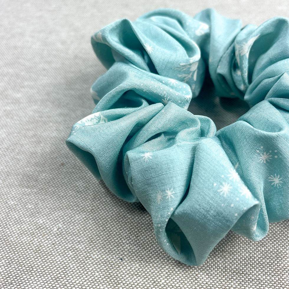 Seiden-Scrunchie Arielle in Himmelblau mit Sternenmuster