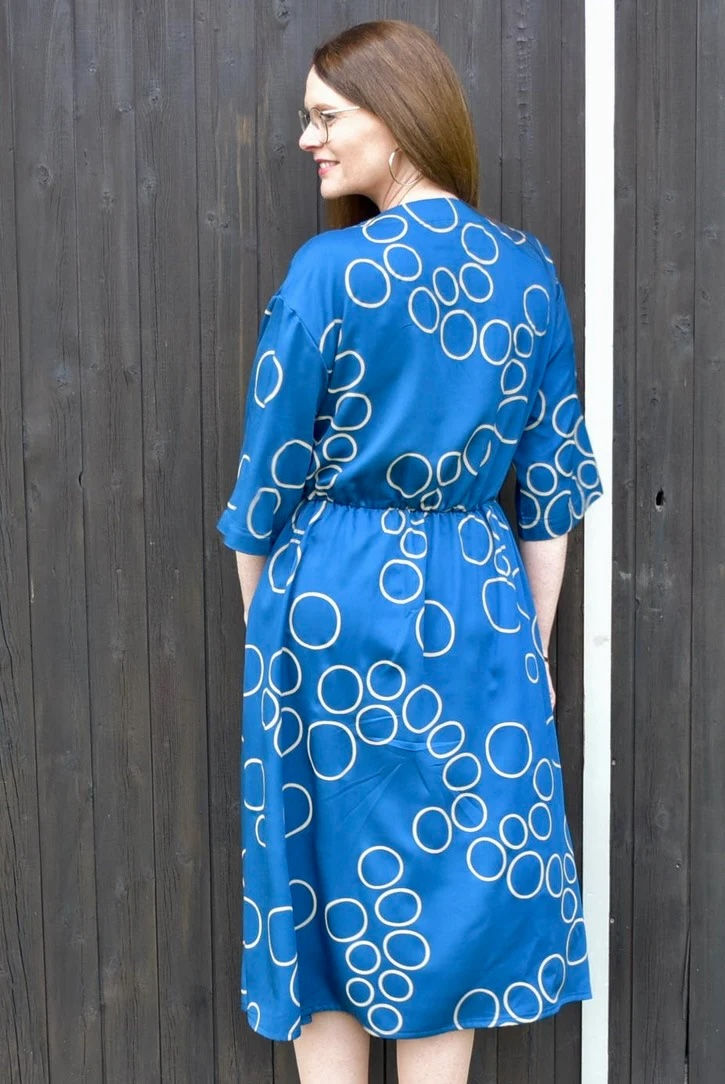 Miniaturbild: Sommerkleid Jill, von Schnittmuster Berlin – luftiges Sommerkleid mit V-Ausschnitt und Taillennaht