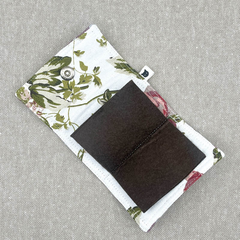 Handgemachtes Nadeletui aus Baumwolle in Bordeaux mit Karomuster, geöffnet und geschlossen, mit Druckknopf und dunkelbrauner