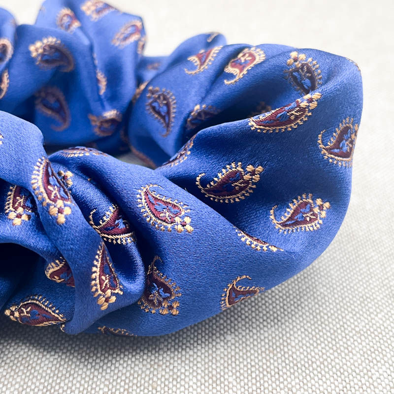 Seide Haargummi blau mit Paisley Muster