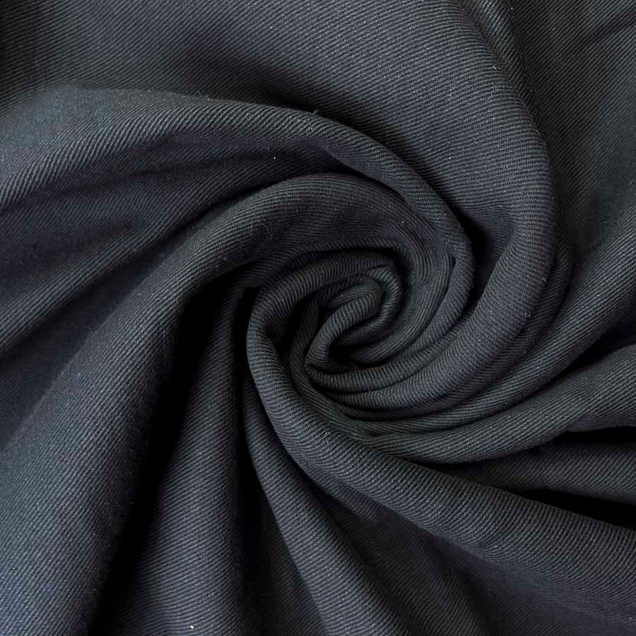 Schwarzer Bio Baumwoll Twill aus 100 % Baumwolle mit feiner diagonaler Webstruktur.