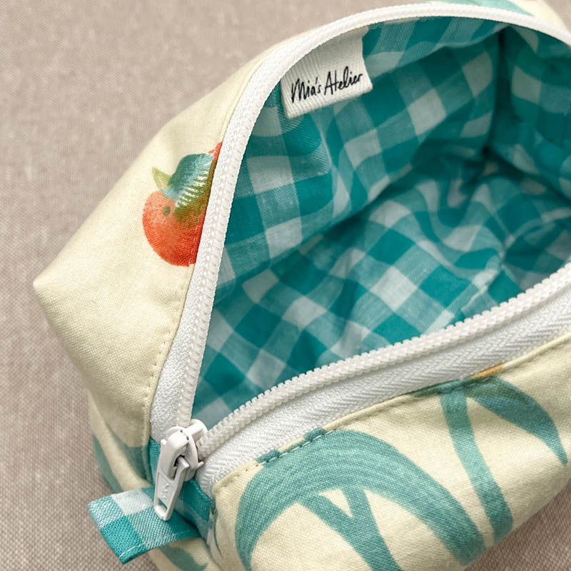 Miniaturbild: Innenansicht des Necessaires mit türkisfarbenem Vichy-Futter und Label von Mia’s Atelier