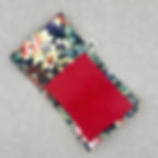 Handgemachtes Nadeletui aus Baumwolle in Rot mit Karomuster, geöffnet und geschlossen, mit Druckknopf und roter Filzeinlage