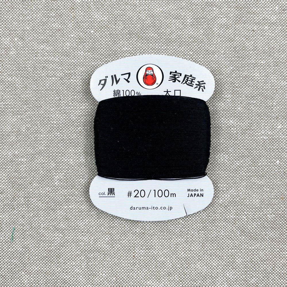 Produktdetails: - Daruma Sashiko Garn Rot - 100 % Baumwolle - Stärke 20 - 100 Meter bei Mia's Atelier