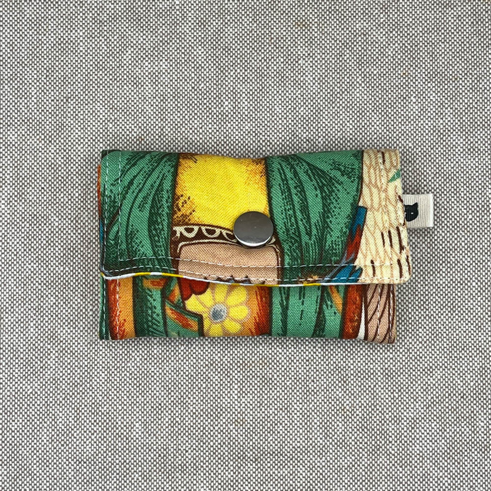 Nadeletui aus Baumwolle mit buntem, detailreichem Muster und Druckknopfverschluss