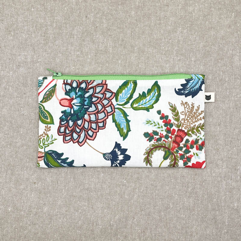 Miniaturbild: Beschichtetes Necessaire mit botanischem Blumen und Blattmuster in Grün Blau und Rot