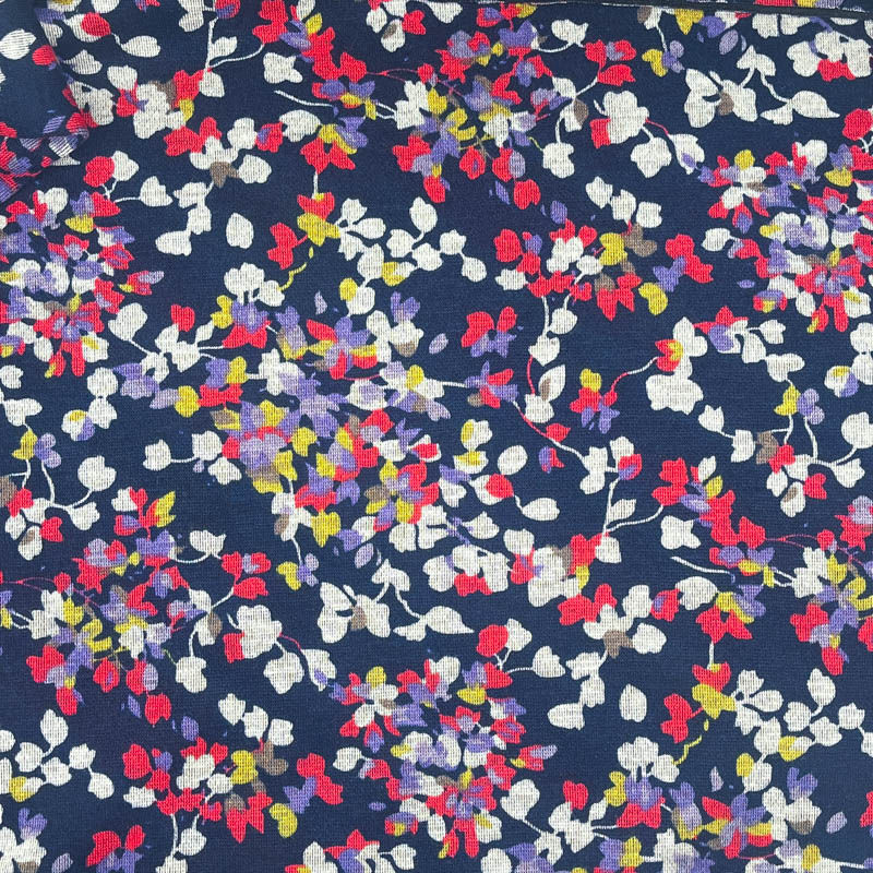 Viskose Stoff in Marineblau mit farbigem Blütenmuster in Weiß, Rot, Gelb und Flieder