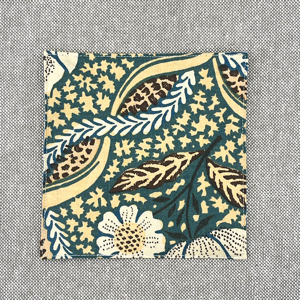 Untersetzer Blumenmuster grün – handgemachter Stoffuntersetzer mit floralem Muster und gestreifter Rückseite