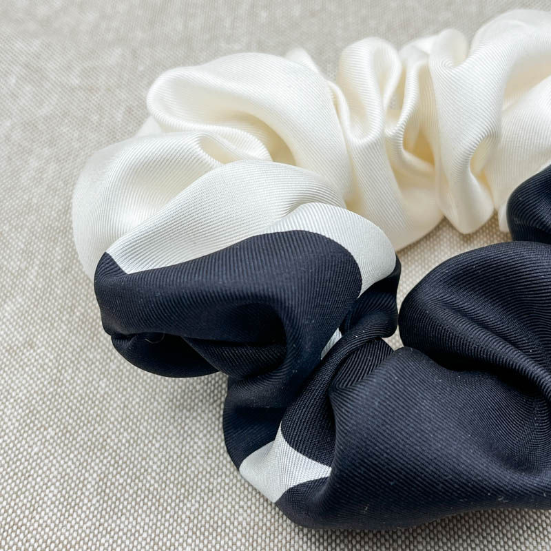 Seiden-Scrunchie Gross, Noa in Schwarz und Creme aus glänzender Seide mit grafischem Muster