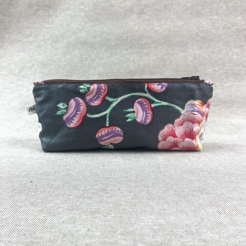 Stifteetui Mitternachtsblüte mit dunklem Hintergrund und floralem Muster in Rosa und Grün, handgemacht in Zürich, Innenfutter