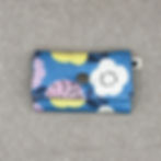 Nadeletui aus Baumwolle in Blau mit buntem Blumenmuster und Druckknopfverschluss