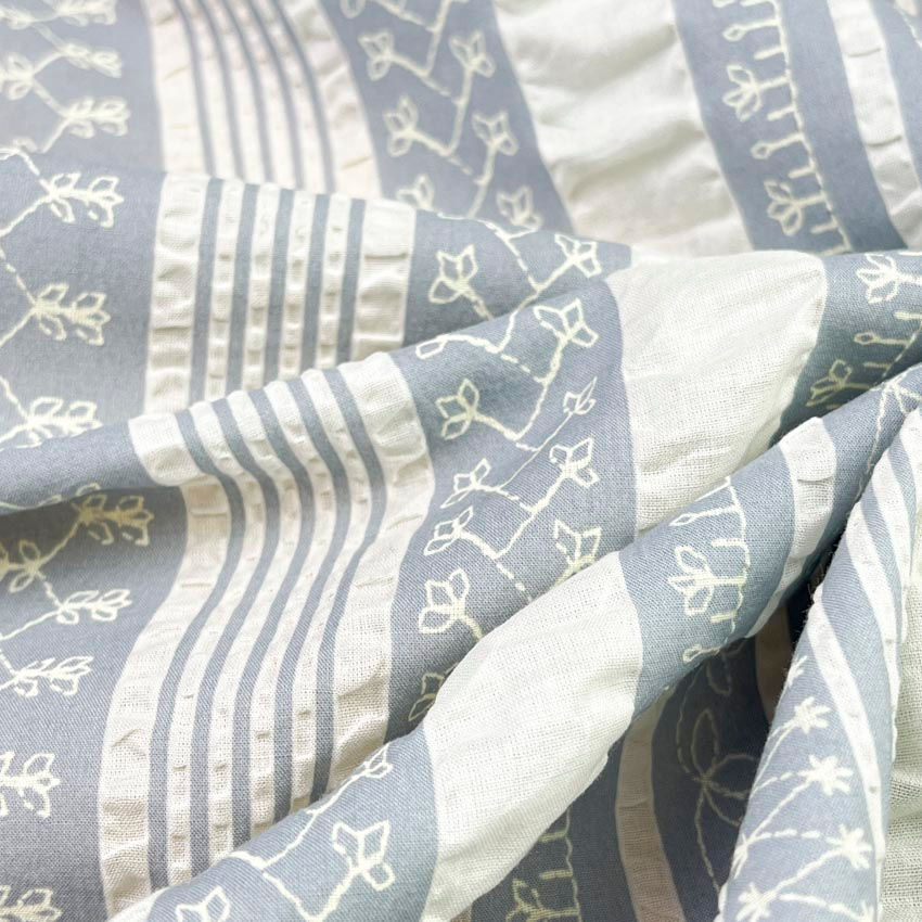 Miniaturbild: Japanische Baumwolle Blasenstruktur in Hellblau Weiss mit Streifen und feinen floralen Motiven