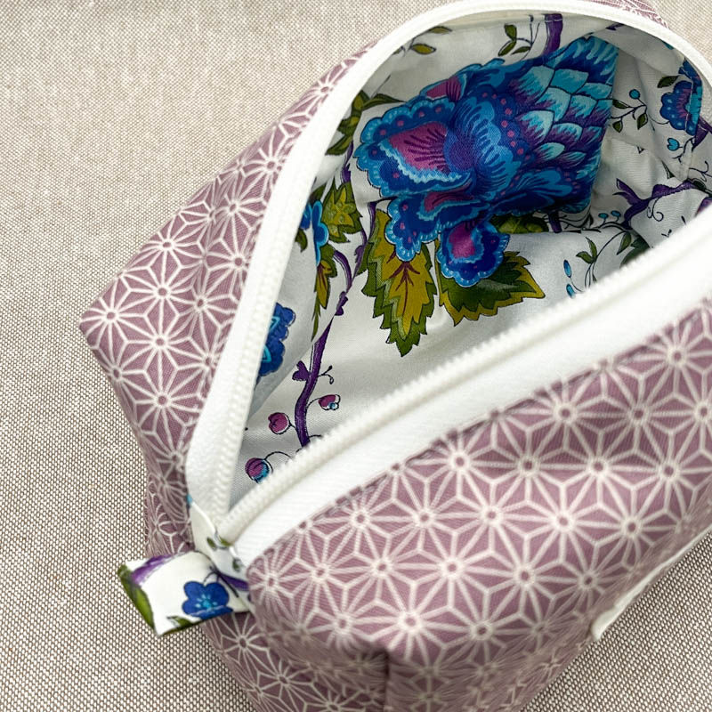 Miniaturbild: Innenansicht des Necessaires mit floralem Baumwollfutter und Label von Mia’s Atelier