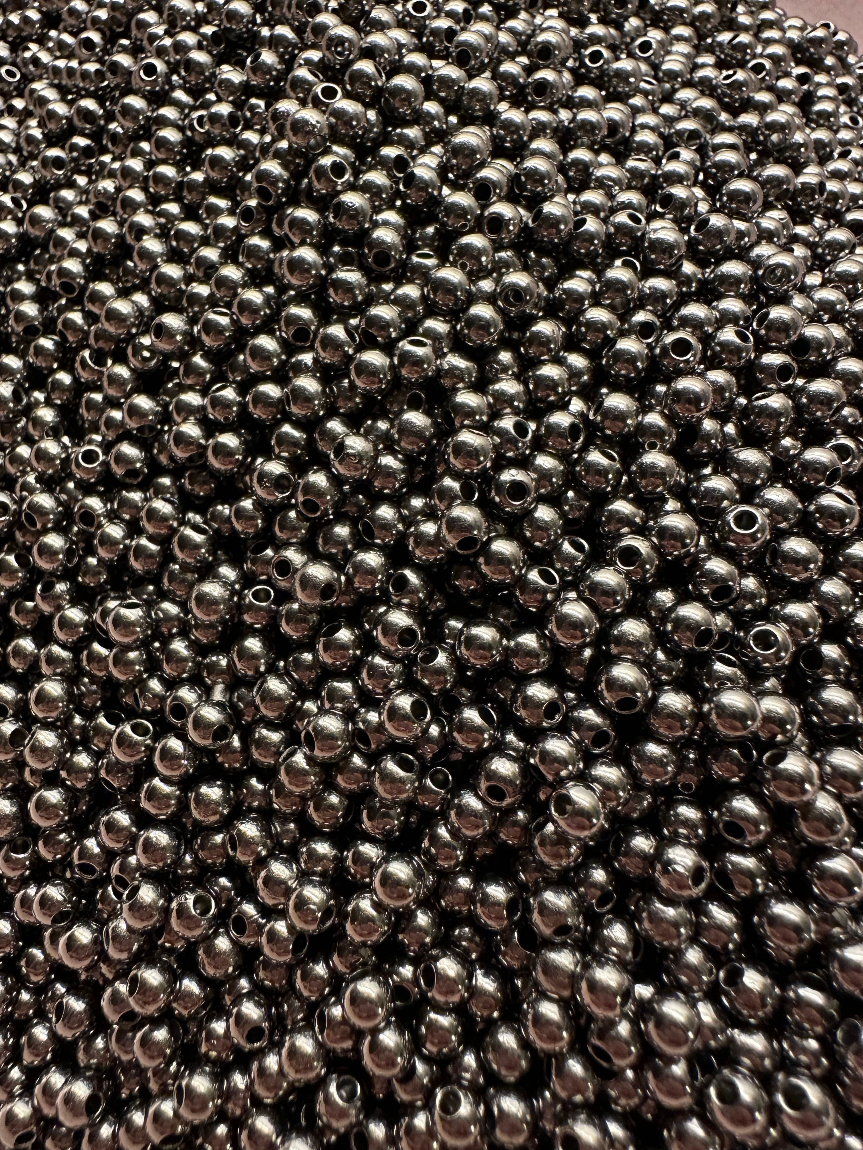 Gun metal akrylpärlor 4mm