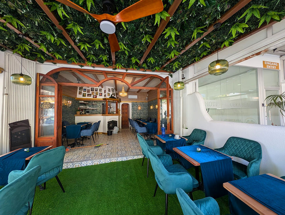 Blick ins Dona Izora Bar Cafe Restaurant