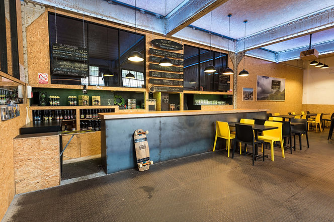 Le bar intérieur de la brasserie au style industriel