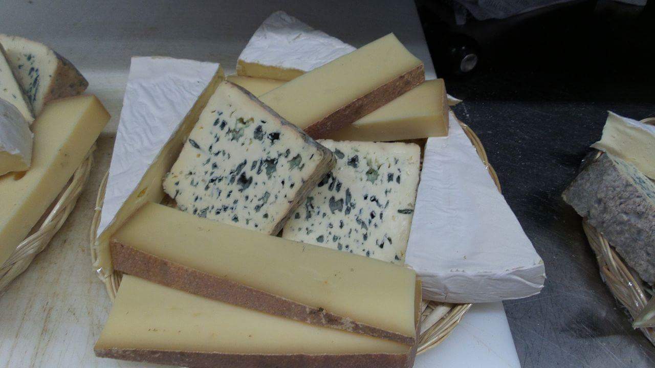 Comté , bleu d'auvergne , brie .