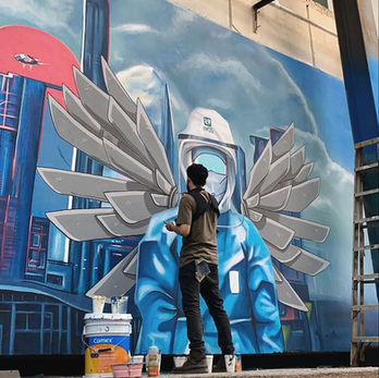 Vista panorámica completa del mural Héroes del Futuro pintado en una de las paredes principales de la Clínica 4 del IMSS por el artista Lostanaw.