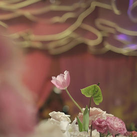 Recepción de XV años en el salón del Club de Golf Valle Alto decorada con arreglos florales altos y candelabros de lujo, fotografía de Lostanaw.