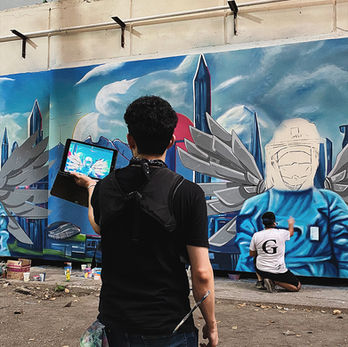 Enfoque cerrado a la firma de Lostanaw pintada en la esquina inferior del mural Héroes del Futuro en la Clínica 4 del IMSS.