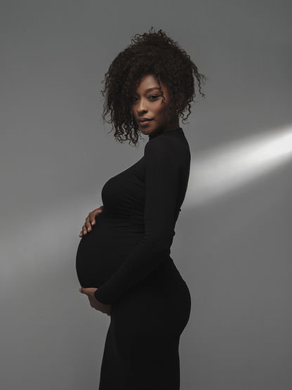  Sesión fotográfica prenatal de lujo en estudio con iluminación artística y estilo editorial de moda.