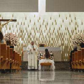 Retrato familiar premium en los interiores modernos de la iglesia de Pueblo Serena.
