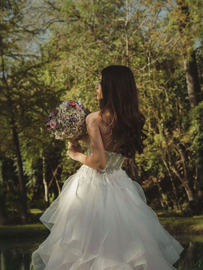Quinceañera con vestido de alta gama posando con estilo editorial a la orilla del lago en Allende.