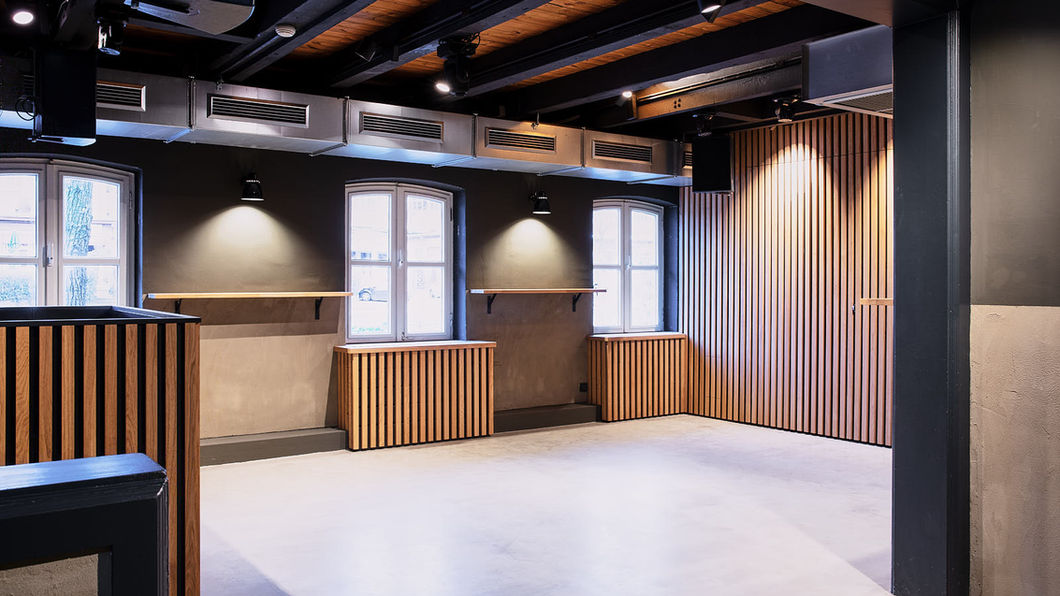 Innenansicht des Raum "Musicclub" mit Fenstern