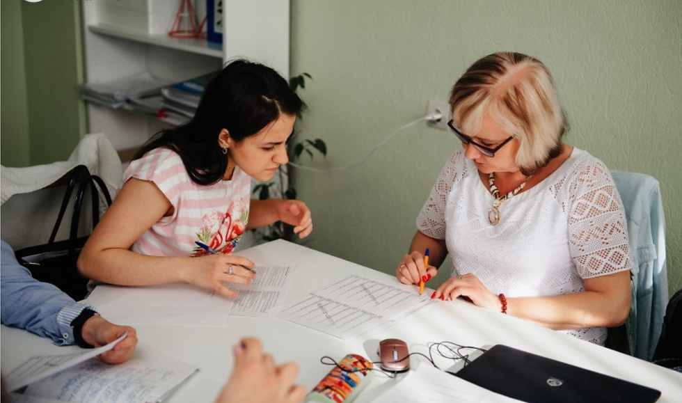 Владислава объясняет ученице задание