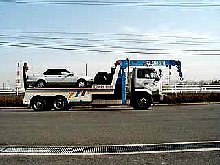 牽引レッカー車の荷台に乗用車積載