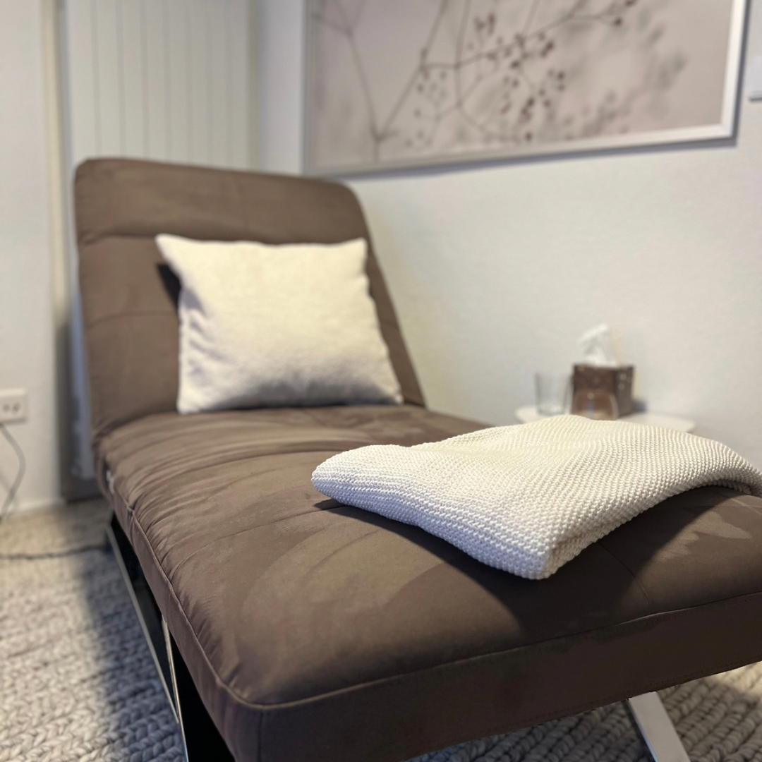 Braune Liege mit Kuschelkissen und Decke weiss