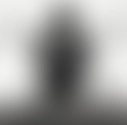 Schwarzweißbild von Master Shahid Khan in Siddhasana bei der Ausführung von Ujjayi Pranayama mit spezifischer Fingerhaltung an der Nase für die kontrollierte Ausatmung.