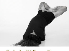 Master Shahid Khan demonstriert fortgeschrittene Yoga-Asanas für das Yogveda Journal Vol. 23 über das Ende des Wellness-Traums.