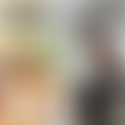 Konzeptuelles Röntgenbild einer Person in einer Yoga-Pose (Chaturanga), das rot leuchtende, entzündete Bereiche in der Schulter und im unteren Rücken zeigt, um die versteckten Gelenkschäden durch Yoga zu demonstrieren.