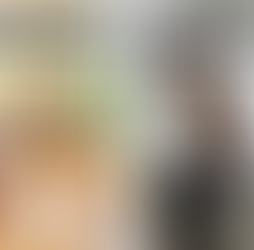 Konzeptuelles Röntgenbild einer Person in einer Yoga-Pose (Chaturanga), das rot leuchtende, entzündete Bereiche in der Schulter und im unteren Rücken zeigt, um die versteckten Gelenkschäden durch Yoga zu demonstrieren.