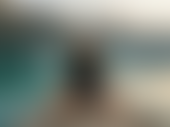 Meister Shahid Khan sitzt in einer geerdeten Yoga-Haltung an einem Alpensee und beobachtet drei schwebende, transparente Blasen mit der Aufschrift Pratyaksha, Anumana und Agama, was Yoga Sutra 1.7 bei Yogveda Bern illustriert.