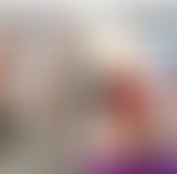 Geteiltes Bild. Links: Eine Frau in High Heels und die biomechanische Verschiebung der Ferse nach außen. Rechts: Master Shahid Khan führt eine tiefe, präzise Dehnung der Achillessehne an einem Schüler in einer Yogveda Klasse durch, um die Haltung zu korrigieren.