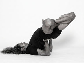 Master Shahid Khan beim Beobachten in Urdhva Padmasana (Schulterstand mit Lotus) für das Cover des Yogveda Journal Schweiz Vol. 14: Die Chemie der Emotionen. Endokrines System, Hypothalamus, Schilddrüse, Yoga Sutra 1.13.